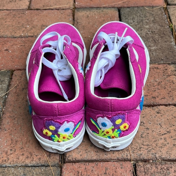 NEW VANS Old Skool Embroidered Flower Sneakers in Fuchsia Pink - Picture 2 of 8